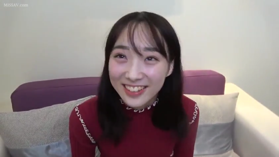 沙发区 · 甜美微笑 · 面部特写 · 酒红色针织高领上衣