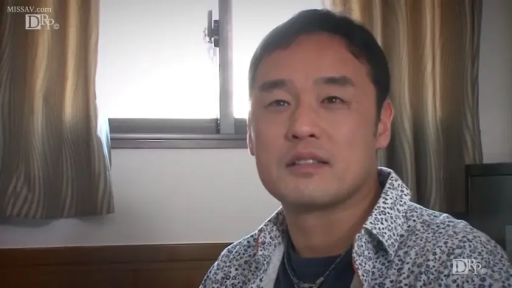 室内 · 坐姿 · 面部 · 谈话 · 窗帘 · 沉稳 · 碎花衬衫 · 中年男性