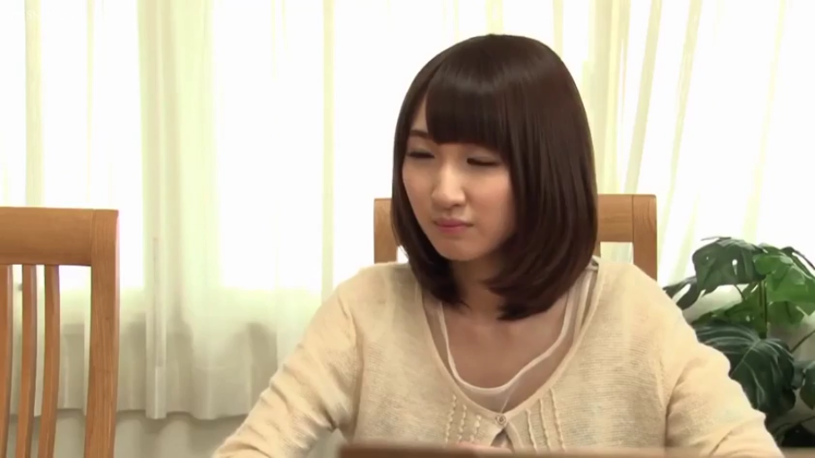 室内 · 坐姿 · 交谈 · 半身 · 针织衫