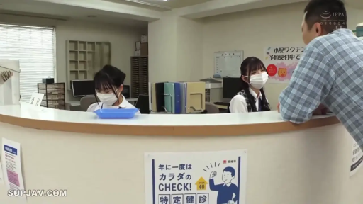 白衬衫 · 接待台 · 礼貌 · 口罩