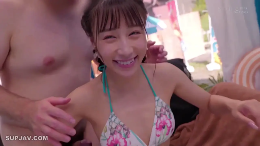 上半身特写 · 泳池边 · 泳装 · 娇羞 · 花色比基尼 · 夏季氛围 · 亲密接触
