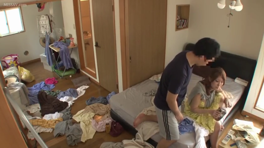 平静 · 玻璃瓶 · 凌乱的卧室 · 女子穿黄色连衣裙 · 房间里堆满了杂乱的衣服