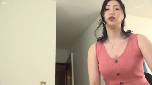 卧室 · 上半身特写 · 略显空洞 · 粉色无袖针织纽扣连衣裙
