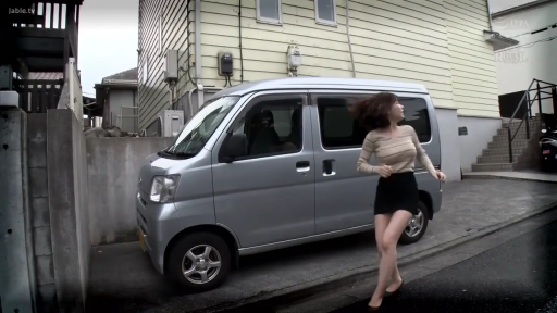 全景 · 黑色短裙 · 户外 · 街头 · 奔跑 · 慌张 · 面包车 · 逃跑