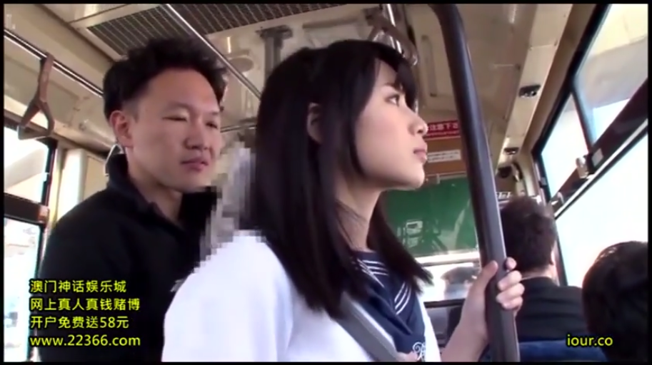 站立 · 水手服 · 公交车 · 侧脸