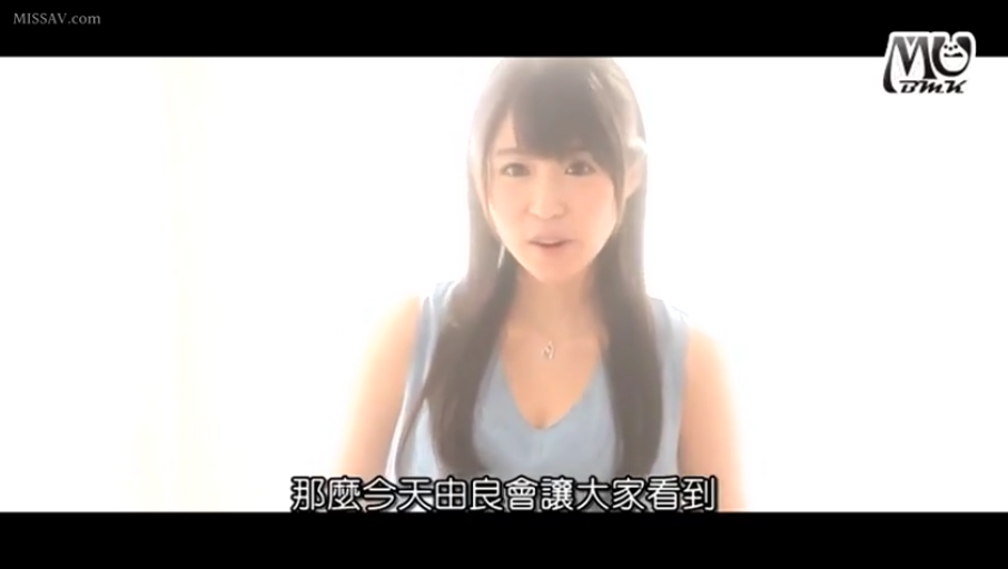 室内 · 上半身特写 · 微笑 · 光线明亮 · 淡蓝色无袖上衣