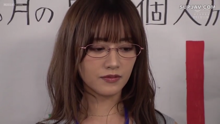 室内 · 细项链 · 略显严肃 · 眼镜特写 · 棕色长发 · 吊带上衣