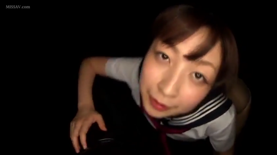 眼神接触 · 脸部特写 · 暗室 · 水手服 · POV视角 · 口交
