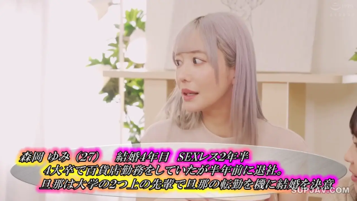 室内 · 坐姿 · 交谈 · 平静 · 面部特写 · 中文字幕 · 休闲服