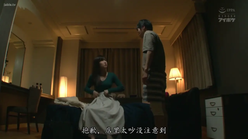 酒店房间 · 衣物 · 绿色长袖上衣 · 室内灯光昏暗 · 男子站姿随意