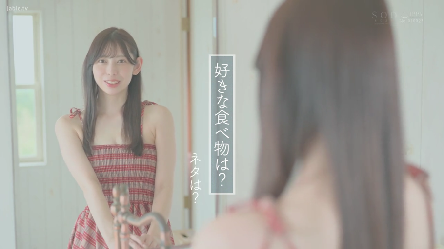 室内 · 站立 · 半身 · 红色格纹吊带裙