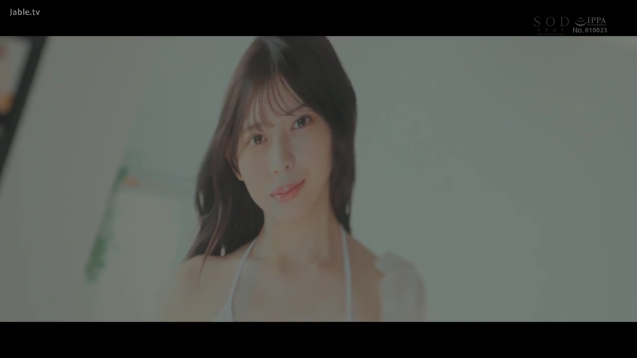 室内 · 脸部特写 · 微笑 · 长发 · 正面 · 白色比基尼 · 静态