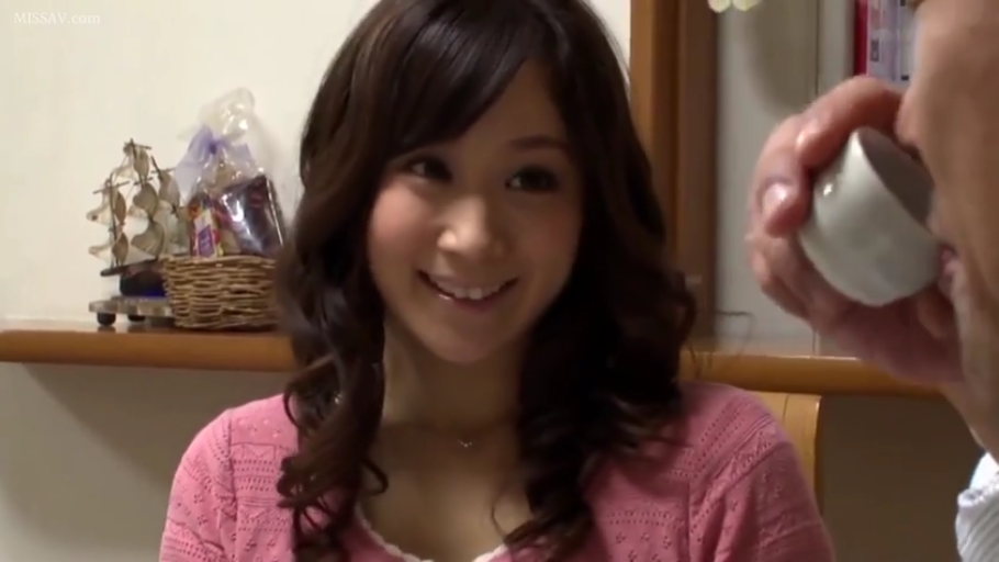 室内 · 坐姿 · 微笑 · 面部特写 · 注视 · 茶杯 · 粉色上衣 · 长卷发