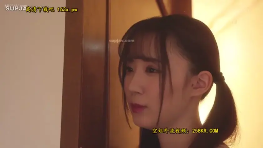 门口 · 侧脸 · 注视