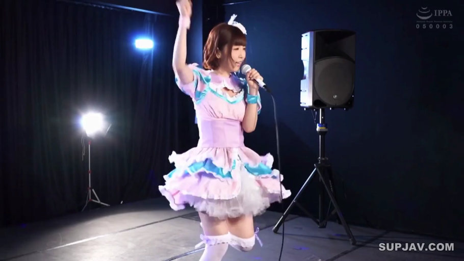 全身 · 站姿 · 微笑 · 麦克风 · 舞台 · 唱歌 · 偶像服 · 日本