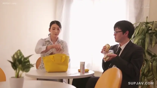 坐姿 · 中景 · 自然 · 黄色手提包 · 职业装 · 职场 · 进食 · 休息室