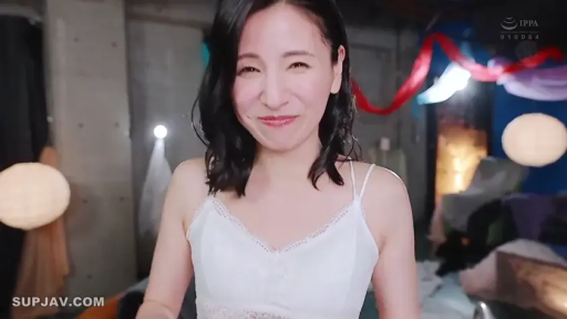 室内 · 甜美 · 半身特写 · 白色蕾丝吊带 · 日本AV · 正面站立 · 装饰彩带 · 微笑对视