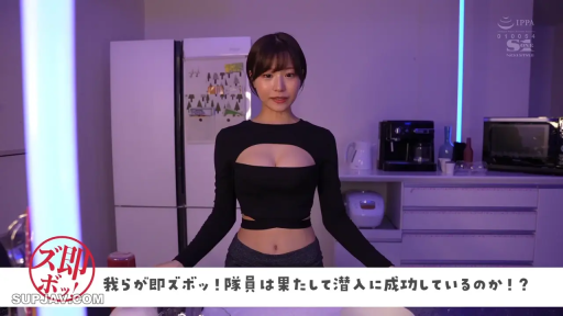 厨房 · 上半身特写 · 微笑 · 黑色露胸紧身长袖上衣 · 紫色灯光氛围