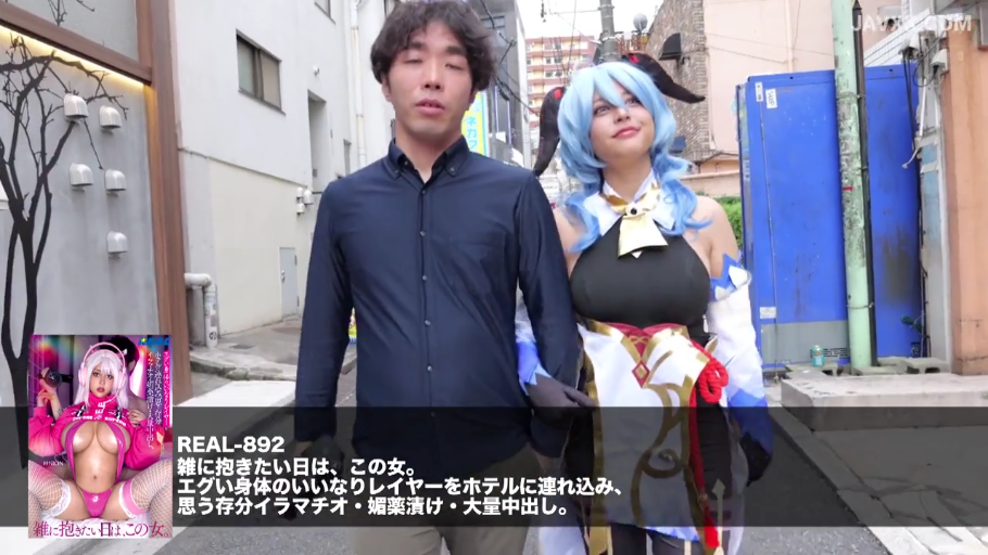微笑 · 动漫角色服装 · 户外街道 · 带有片名和说明的字幕框
