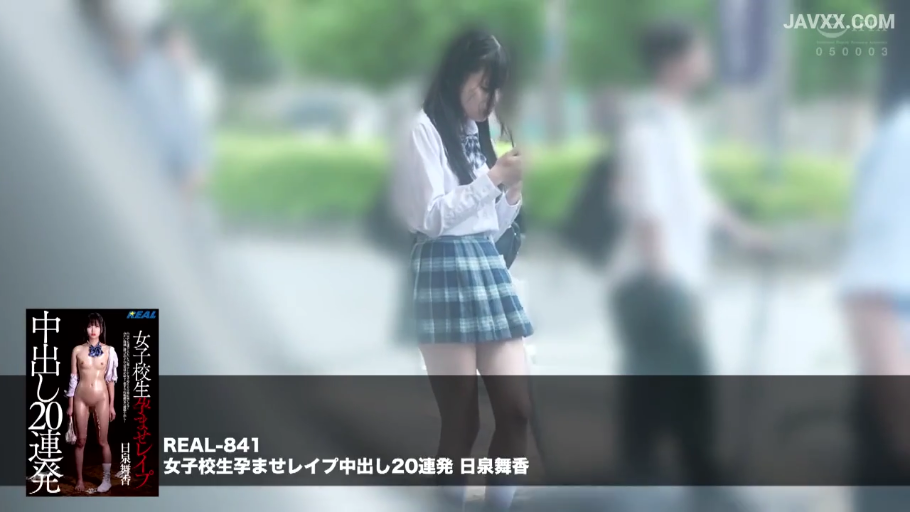平静 · 公共场所 · 蓝绿色格子短裙 · 背景路人模糊处理
