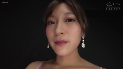室内 · 脸部特写 · 注视 · 光线柔和 · 粉色吊带上衣
