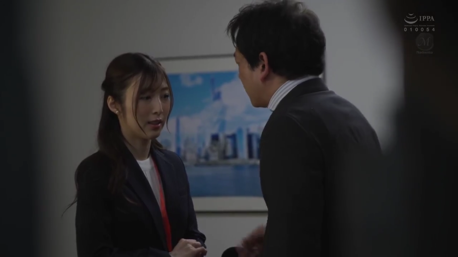 专注 · 衬衫 · 办公室 · 工牌 · 两人侧面中景
