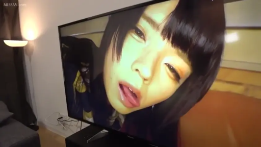 唇のクローズアップ · 吐舌 · リビング · 深色上衣 · 电视屏幕反光