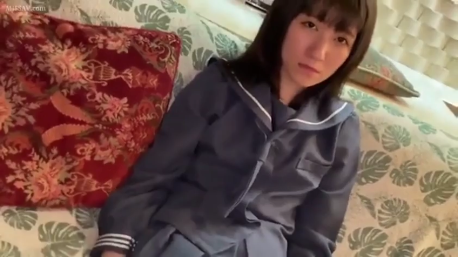 脸部特写 · 卧室 · 水手服 · 靠枕 · 眼神空洞
