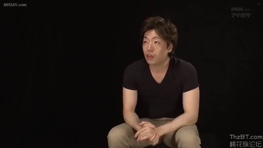 倾听 · 摄影棚 · 浅色长裤 · 脸部中景