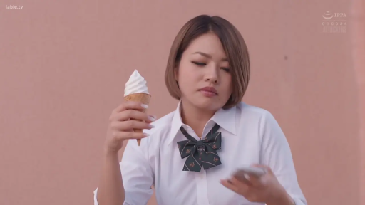 坐姿 · 领结 · 面部特写 · 吃冰淇淋 · 冰淇淋 · 户外 · 学生妹 · 冷淡