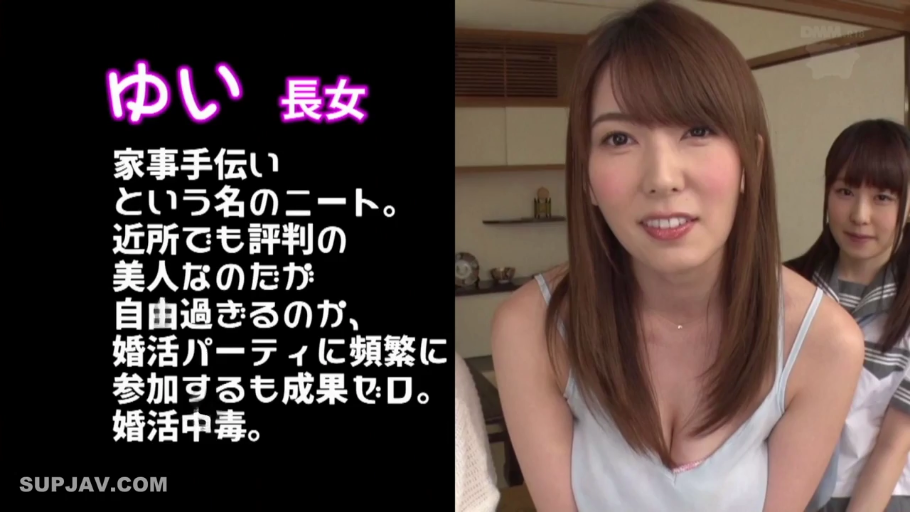 室内 · 胸部 · 俯身 · 巨乳 · 微笑 · 对视 · 吊带衫