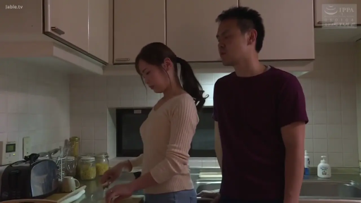 站立 · 中景 · 平静 · 厨房 · 针织衫 · 厨具 · 家务