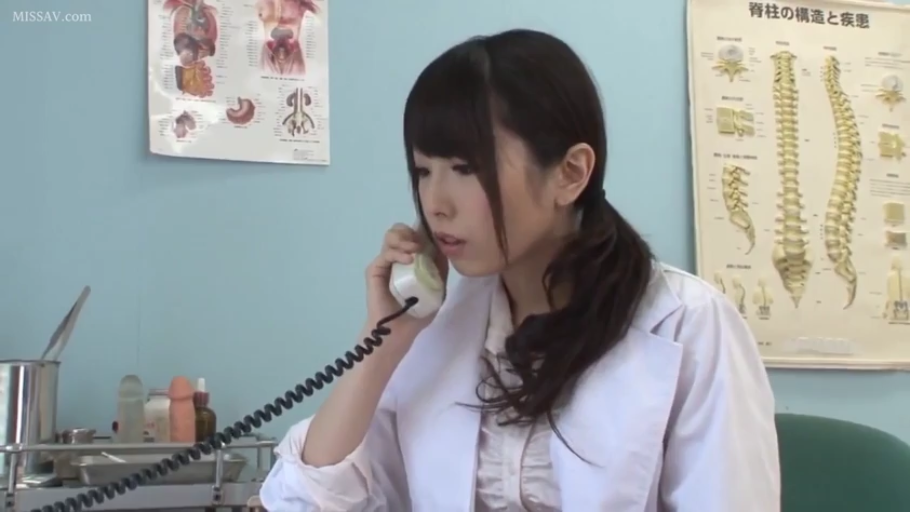 坐姿 · 白大褂 · 专注 · 中景 · 打电话 · 诊室 · 电话 · 医生