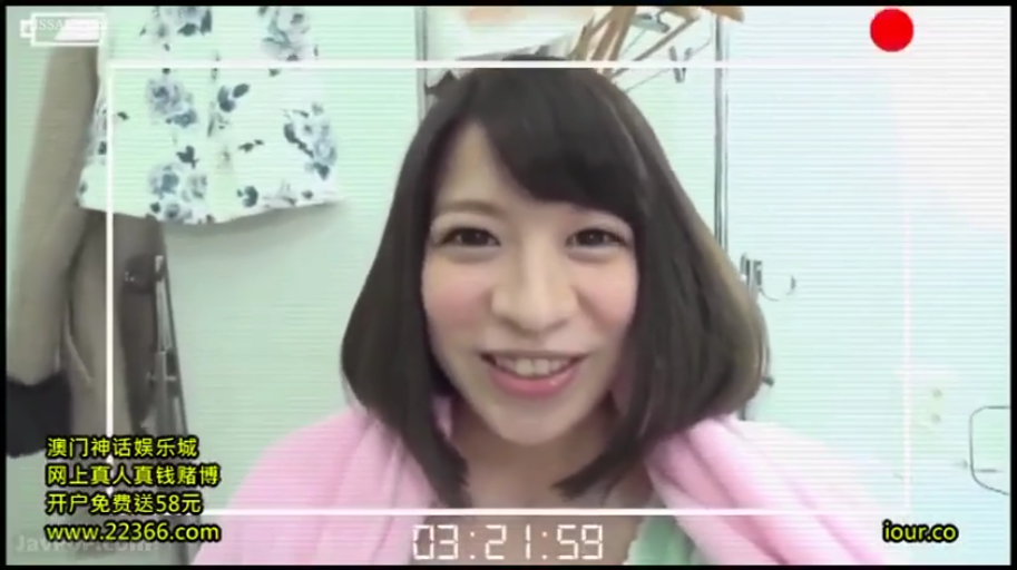 室内 · 脸部特写 · 谈话 · 笑容 · 正对镜头 · 粉色浴巾