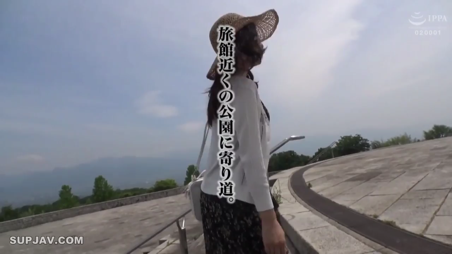 日语字幕 · 不可见 · 草帽 · 背影特写 · 室外 · 深色印花长裙