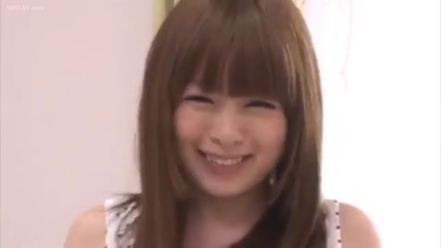 室内 · 甜美笑容 · 面部特写 · 无袖上衣