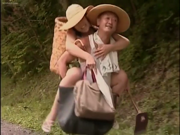 林间小路 · 欢快 · 竹背篓 · 乡土风情 · 面部表情特写 · 年轻女性戴草帽