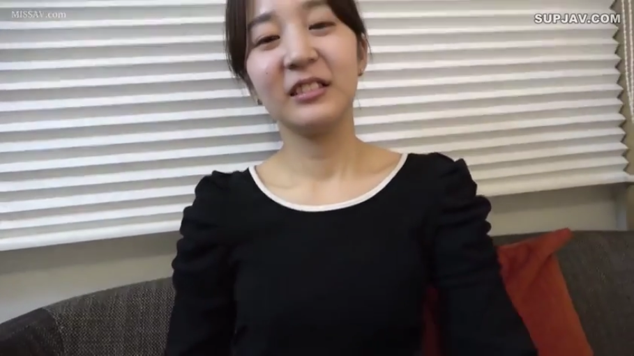 沙发 · 上半身特写 · 自然表情 · 黑色长袖上衣
