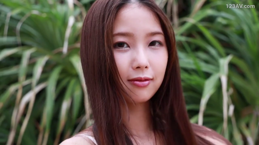 脸部特写 · 微笑 · 注视 · 长发 · 白色吊带 · 正面 · 户外植物