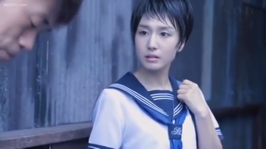 疑惑 · 昏暗光线 · 水手服 · 室外街道 · 人物半身特写