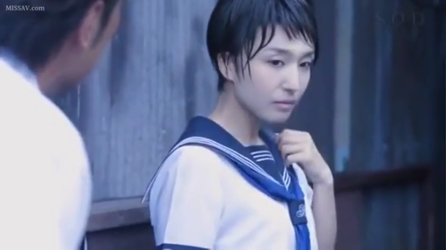 紧张 · 日本校服 · 人物面部特写 · 背景墙边 · 头发湿润