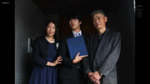 室内 · 微笑 · 人物面部特写 · 黑色正装西服 · 毕业证书夹 · 毕业仪式场景
