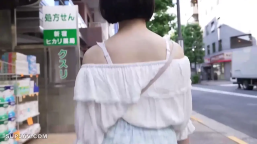 露肩白色上衣 · 背部特写 · 药店门口