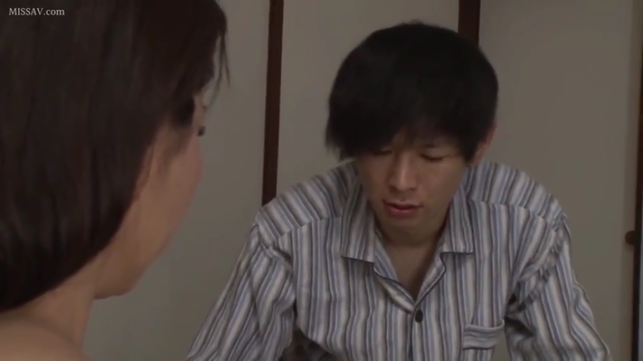 卧室 · 条纹睡衣 · 女人背影 · 女人平静