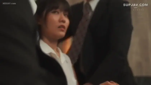 办公室 · 西装外套 · 面部特写 · 不知所措 · 光线昏暗