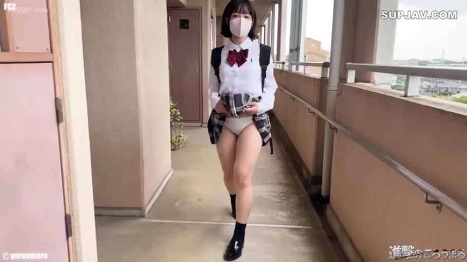 格子百褶裙 · 裙下特写 · 学校走廊 · 眼神看向前方 · 学生书包 · 露底