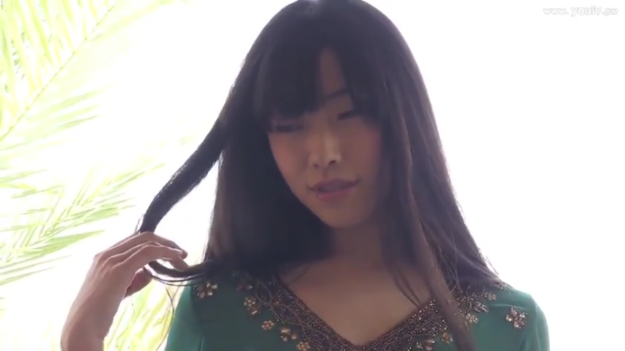 室内 · 面部特写 · 逆光 · 诱惑眼神 · 绿色长袖连衣裙