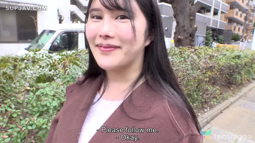 微笑 · 面部特写 · 中文字幕 · 棕色大衣 · 室外