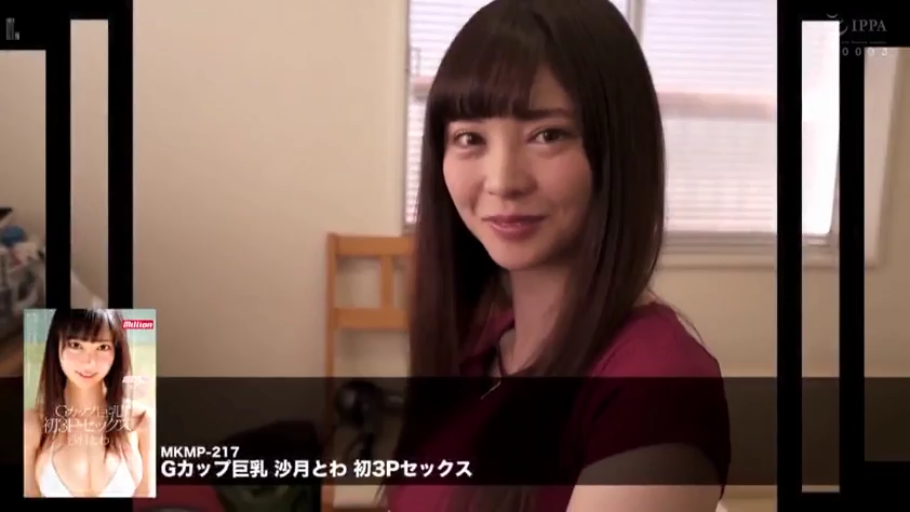 室内 · 站立 · 微笑 · 面部特写 · 注视镜头 · 长发 · 紫红色上衣