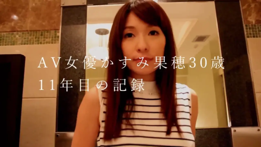 浴室 · 站立 · 平静 · 面部特写 · 镜子 · 凝视镜头 · 日文字幕 · 条纹无袖衫